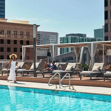 Stunning 3 Bedroom High-Rise With Pool, Spa, And Rooftop Views